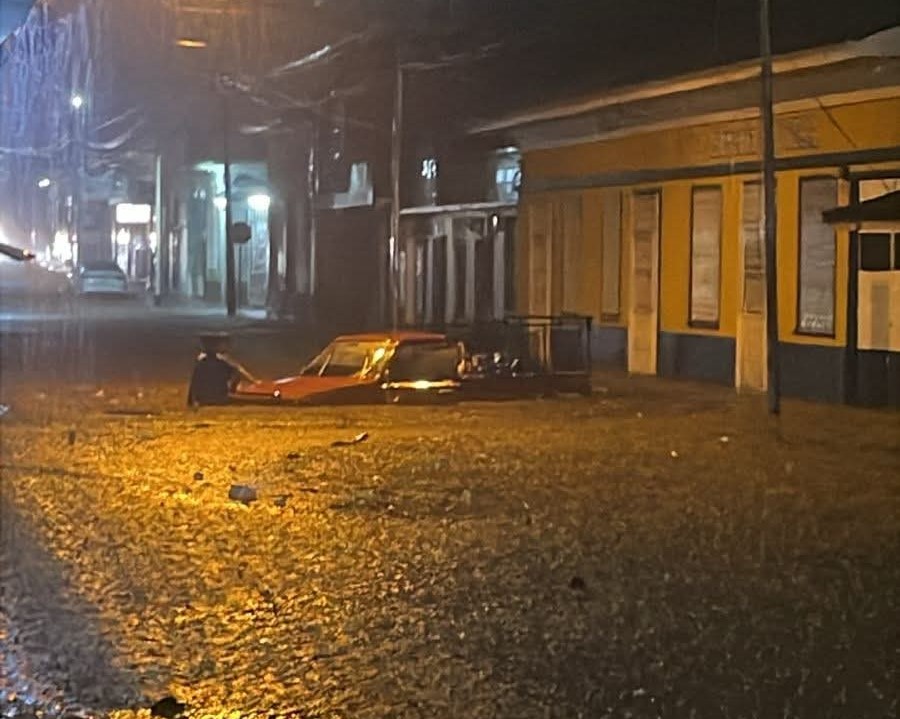Intensas lluvias azotaron la ciudad de Matagalpa provocando el desborde del río grande, anegando calles y viviendas.